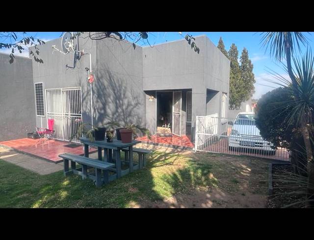 2 BEDROOM TOWNHOUSE FOR SALE IN STANDERTON CENTRAL